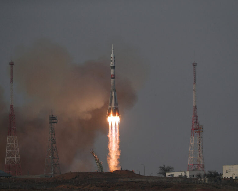 Το διαστημόπλοιο Soyuz εκτοξεύτηκε με Ρώσους και Αμερικανούς αστροναύτες