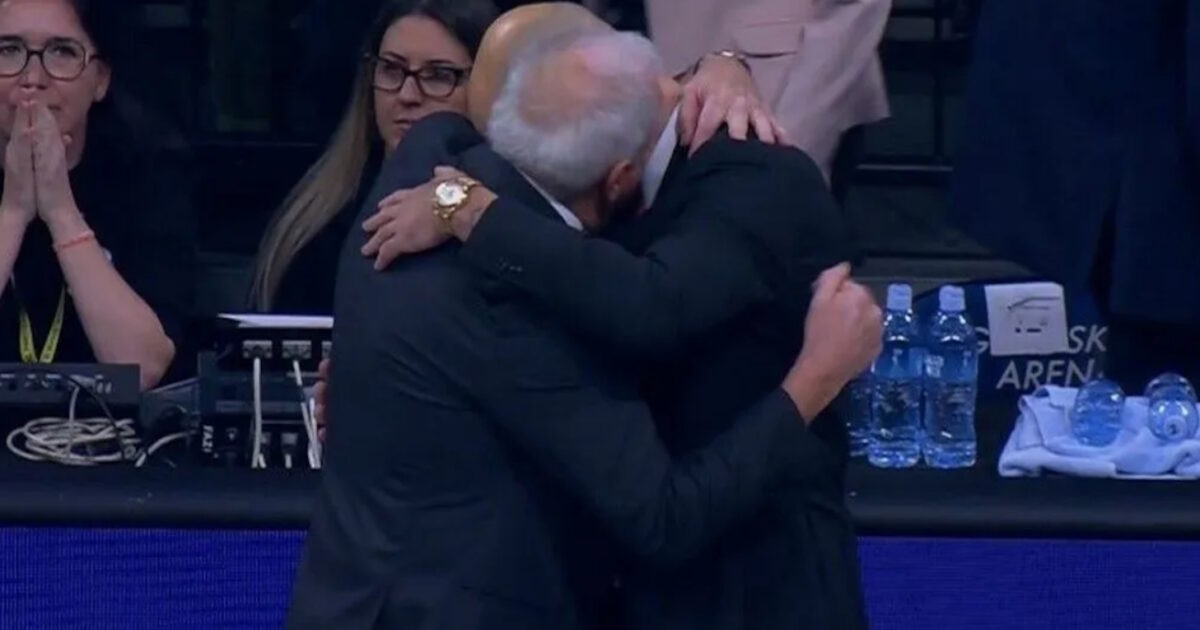 Vassilis Spanoulis and Zeliko Obradovic embraced after 15 years