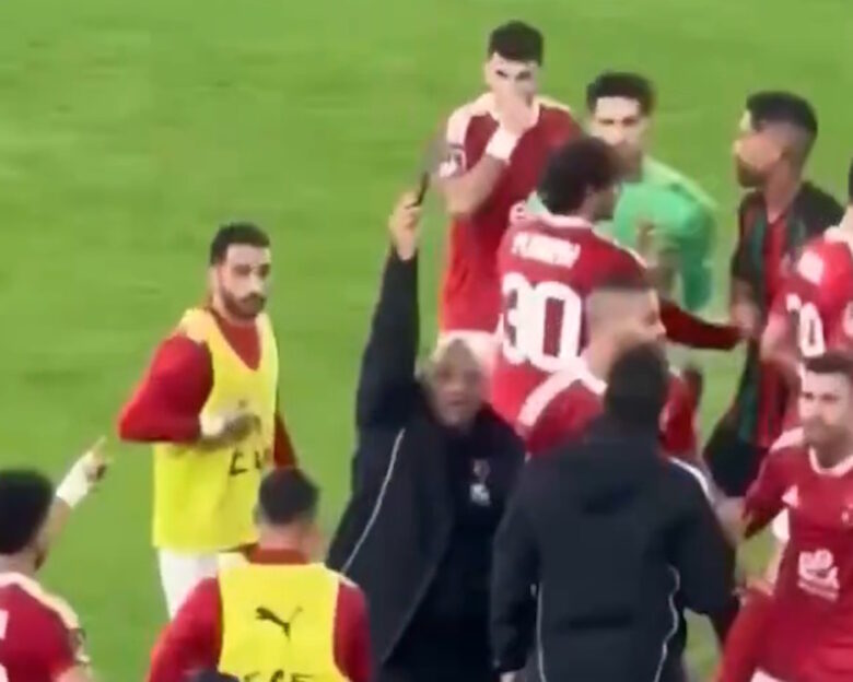 Οπαδός στο Μαρόκο πέταξε σπάτουλα στον αγωνιστικό χώρο, στην αναμέτρηση της Ραμπάτ με την Αλ Αχλί