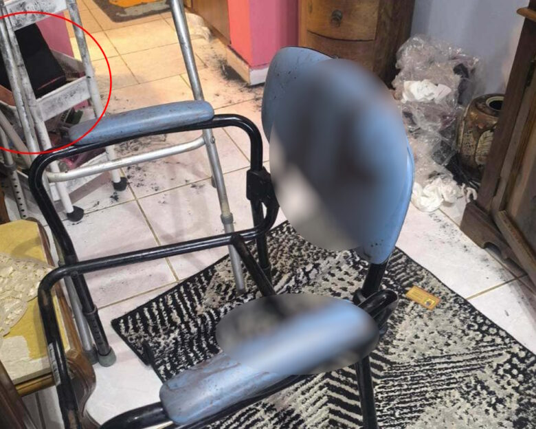 Σαλαμίνα: Φωτογραφία ντοκουμέντο από το σπίτι της 75χρονης – Η ματωμένη καρέκλα και το έπιπλο με τα κρυμμένα χρήματα
