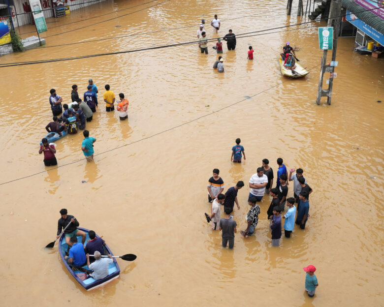 Φονικές πλημμύρες στη νοτιοανατολική Ασία: Αγγίζουν τους 350 οι νεκροί, ολόκληρες περιοχές κάτω από τα νερά