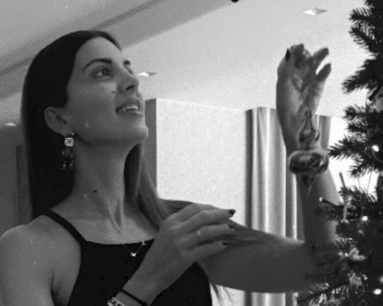 Η Σταματίνα Τσιμτσιλή στο κλίμα των Χριστουγέννων: Το εντυπωσιακό δέντρο που στόλισε στο σπίτι της