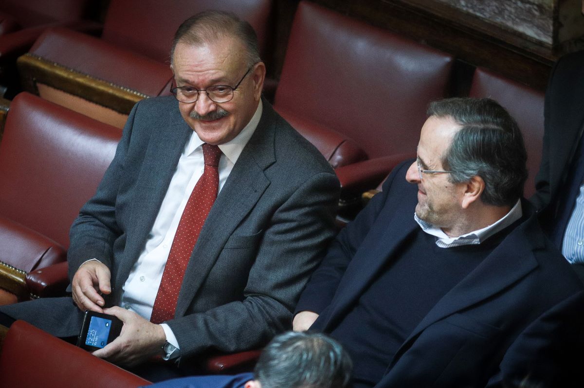 Ο Δημήτρης Σταμάτης και ο Αντώνης Σαμαράς στα έδρανα της Βουλής