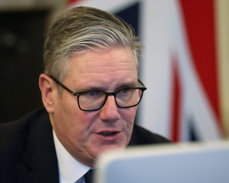 Ο Κιρ Στάρμερ καλεί σε «ενότητα» και αύξηση της πίεσης προς τη Ρωσία για μια διαρκή ειρήνη στην Ουκρανία
