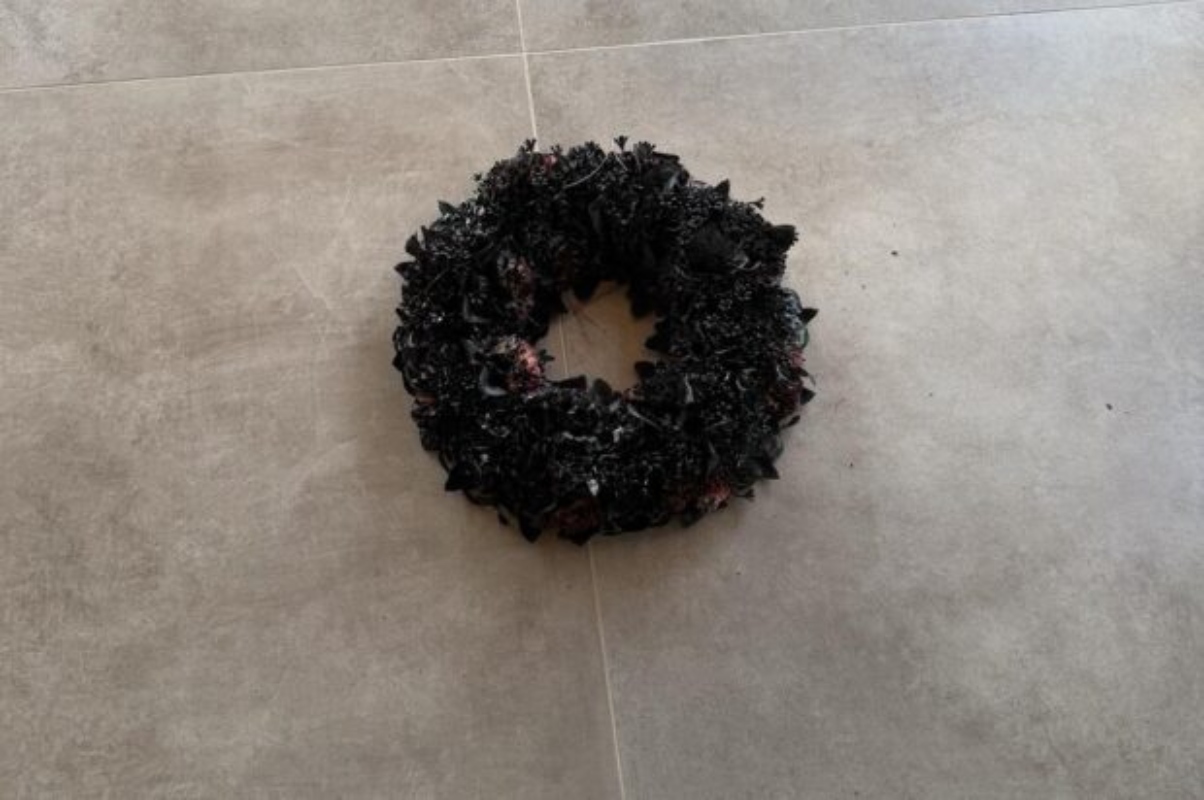 Το μαύρο στεφάνι που άφησαν έξω από το σπίτι