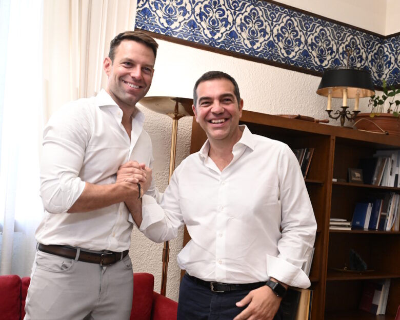 Βιβλίο Τσίπρα – Στέφανος Κασσελάκης: Αλιεύει σε θολά νερά με ομοφοβικά υπονοούμενα ο «κίτρινος πρωθυπουργός»