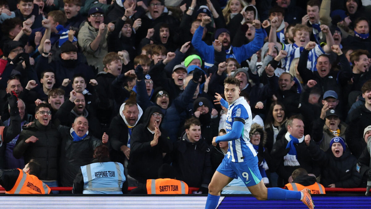 Ο Στέφανος Τζίμας πανηγυρίζει για την Μπράιτον