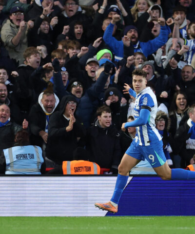 Ο Στέφανος Τζίμας πανηγυρίζει για την Μπράιτον