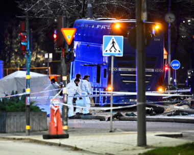 Τεχνικοί της αστυνομίας εργάζονται στον τόπο όπου ένα λεωφορείο προσέκρουσε σε στάση λεωφορείου στο Ostermalm της Στοκχόλμης