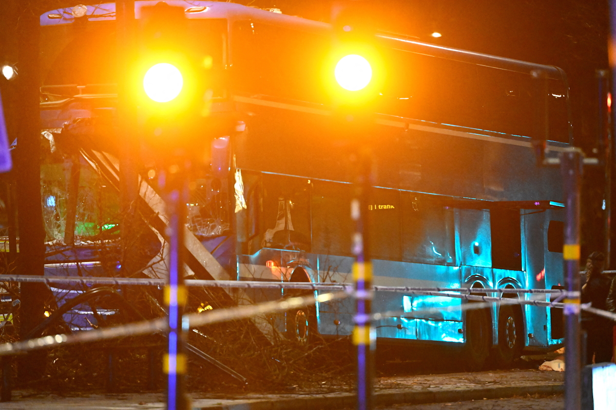 Τεχνικοί της αστυνομίας εργάζονται στον τόπο όπου ένα λεωφορείο προσέκρουσε σε στάση λεωφορείου στο Ostermalm της Στοκχόλμης