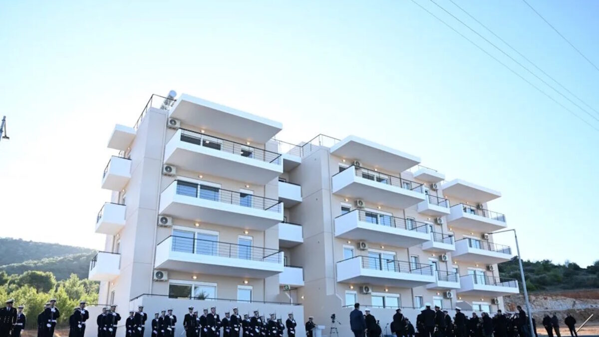 Στρατιωτικά οικήματα στο Ναυτικό Οχυρό Σκαραμαγκά