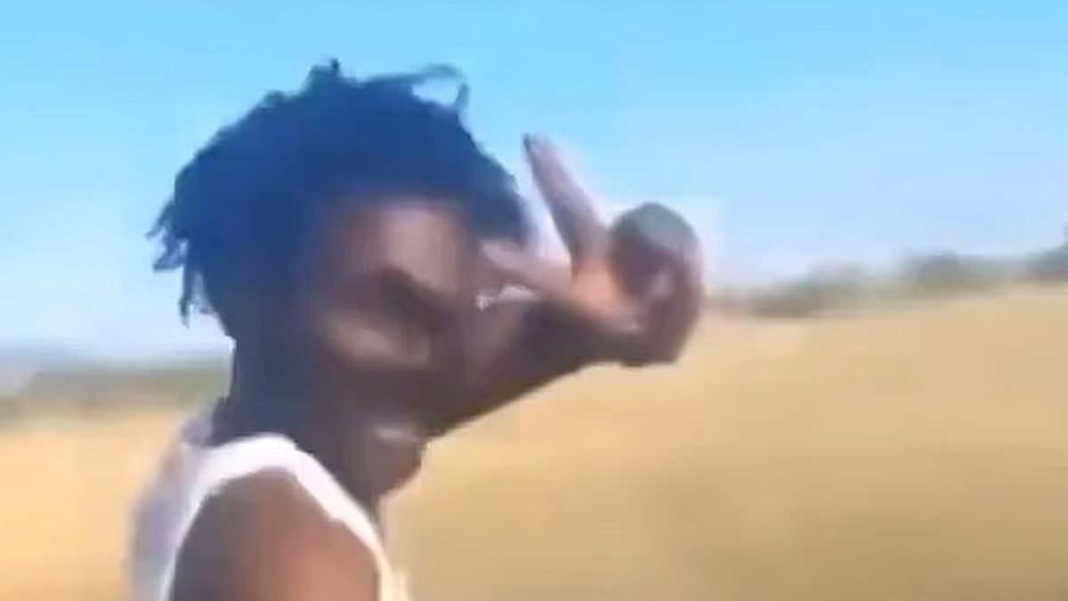 Σουδάν: Ανατριχιαστικό βίντεο με ένοπλο να εκτελεί άοπλο, να κάνει το σήμα της νίκης και να γελάει στην κάμερα