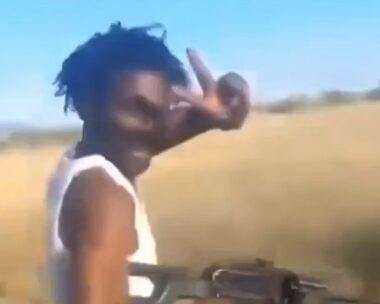 Σουδάν: Ανατριχιαστικό βίντεο με ένοπλο να εκτελεί άοπλο, να κάνει το σήμα της νίκης και να γελάει στην κάμερα