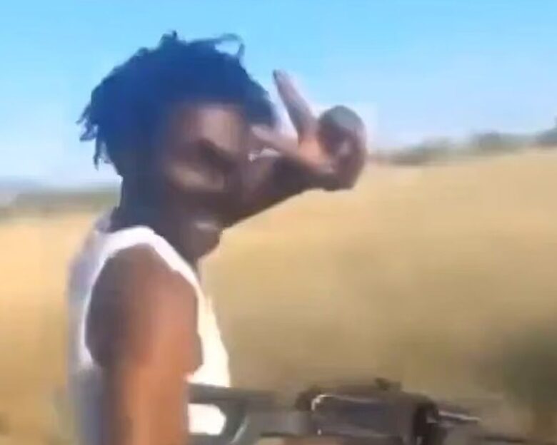 Σουδάν: Ανατριχιαστικό βίντεο με ένοπλο να σκοτώνει εν ψυχρώ άοπλο και να γελάει στην κάμερα