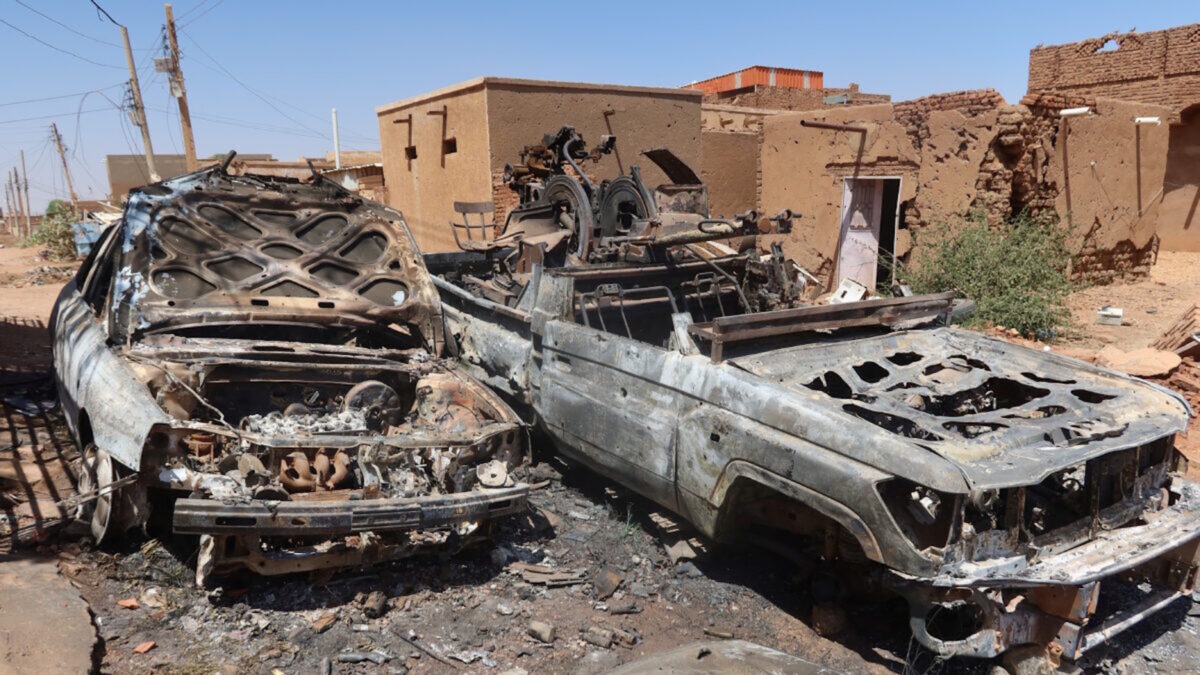 Κατεστραμμένα αμάξια μετά από πυραυλική επίθεση στο Σουδάν