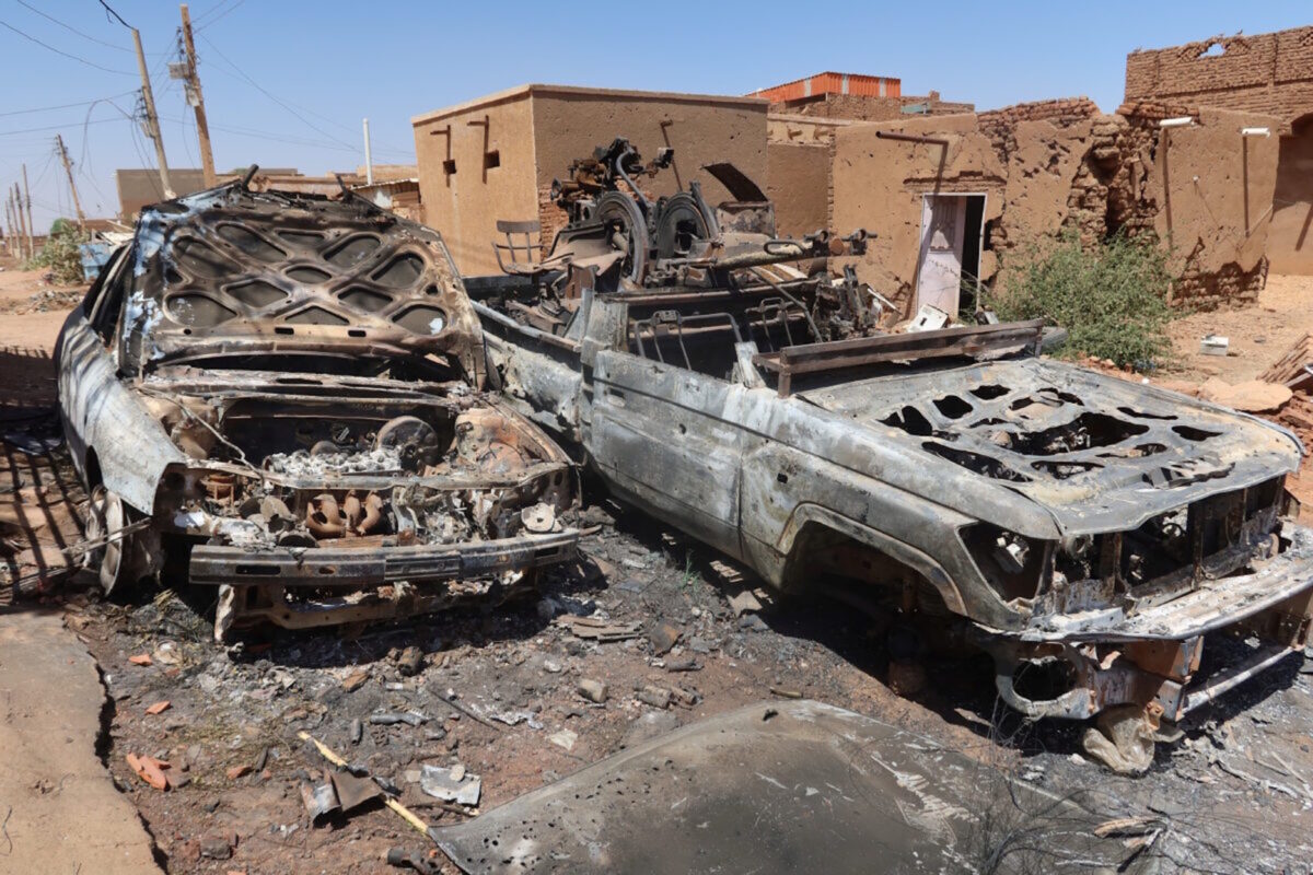 Κατεστραμμένα αμάξια μετά από πυραυλική επίθεση στο Σουδάν