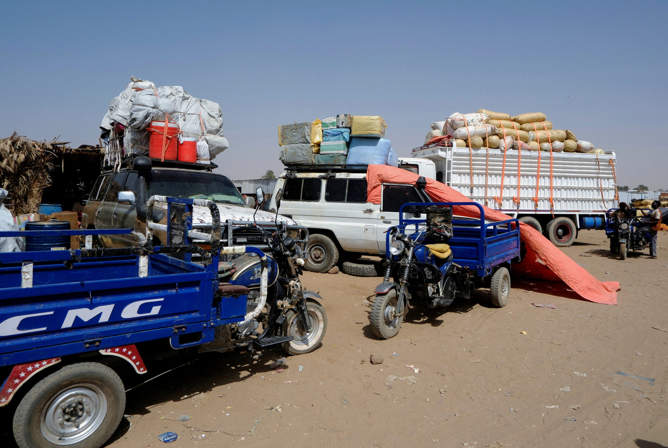 Φορτηγά μεταφέρουν εκτοπισμένους στο Σουδάν