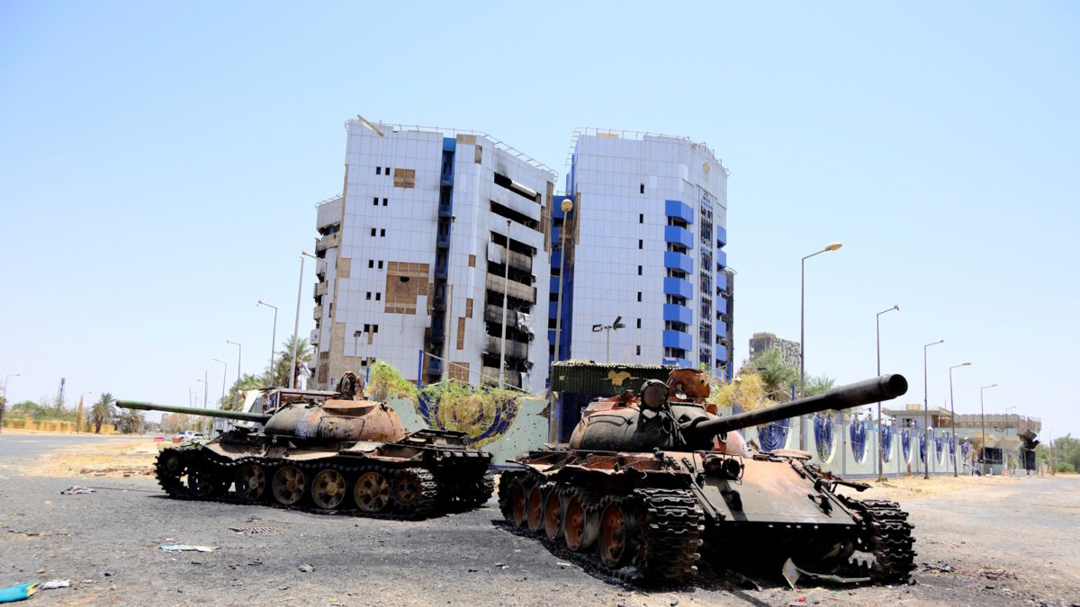 Κατεστραμμένα άρματα μάχης στο Χαρτούμ