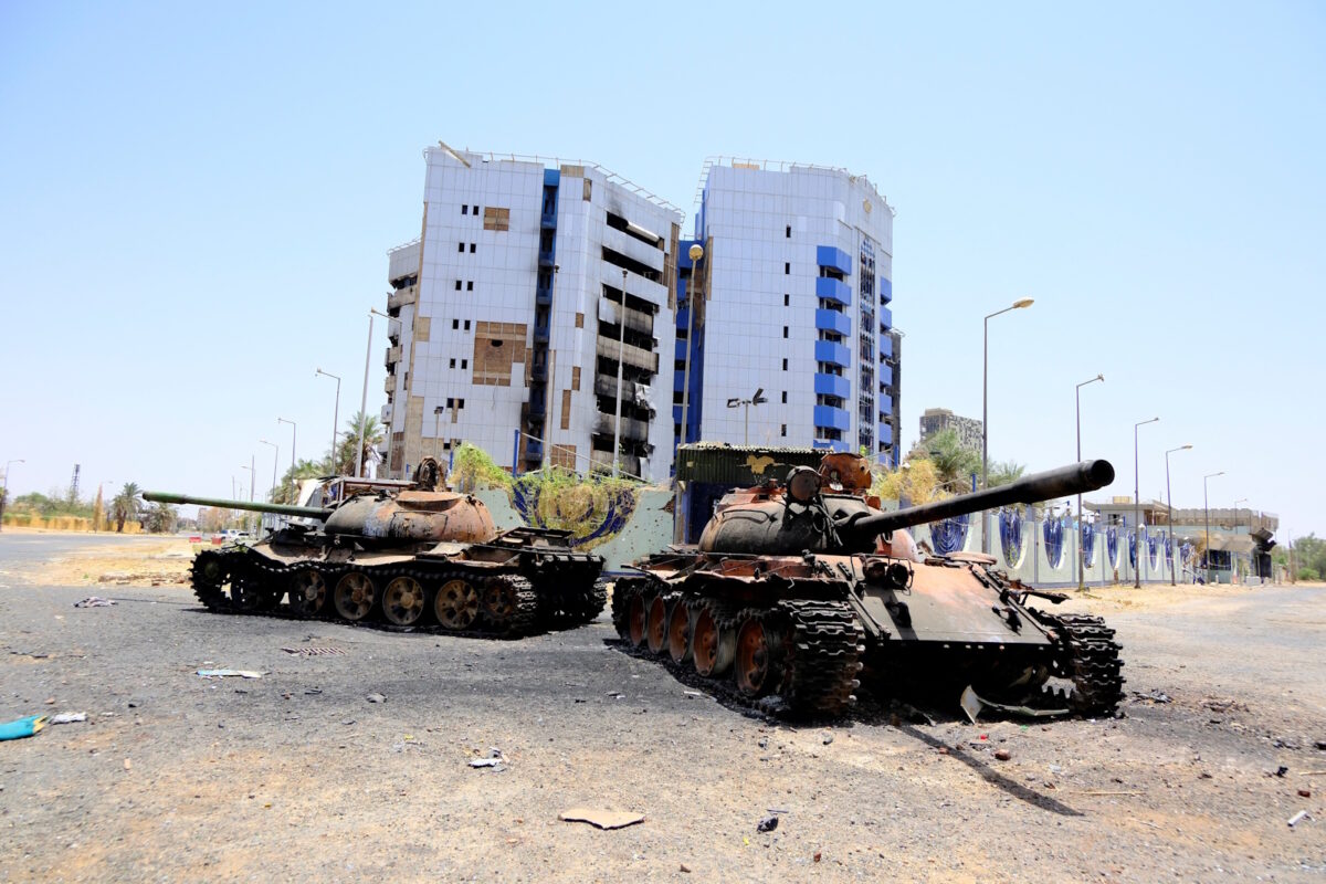 Κατεστραμμένα άρματα μάχης στο Χαρτούμ