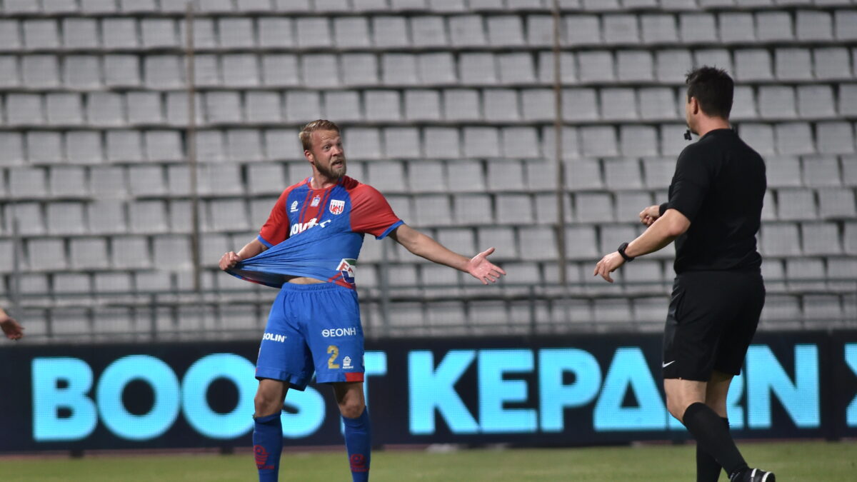 Ο Σούντγκρεν σε αγώνα με τον Πανσερραϊκό (ΒΑΣΙΛΗΣ ΟΙΚΟΝΟΜΟΥ