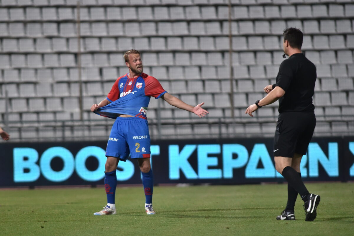 Ο Σούντγκρεν σε αγώνα με τον Πανσερραϊκό (ΒΑΣΙΛΗΣ ΟΙΚΟΝΟΜΟΥ