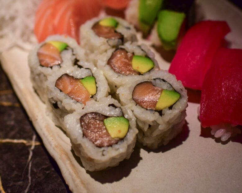 Τι είναι το παράσιτο Anisakis με το οποίο μολύνθηκε ο 22χρονος τρώγοντας σούσι – Τα συμπτώματα και πώς μεταδίδεται