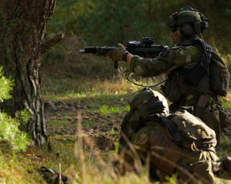 Politico: «Η Δύση σε νέα κούρσα εξοπλισμών – Πουλάει την ειρήνη για να αγοράσει πόλεμο»