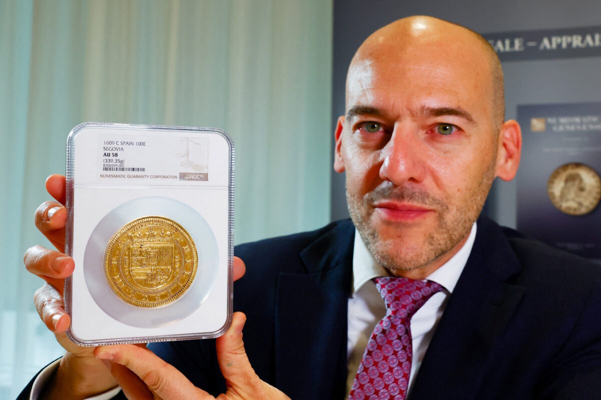 Ο διευθυντής του οίκου Numismatica, Φρανκ Μπαλντάτσι με το κέρμα Centen