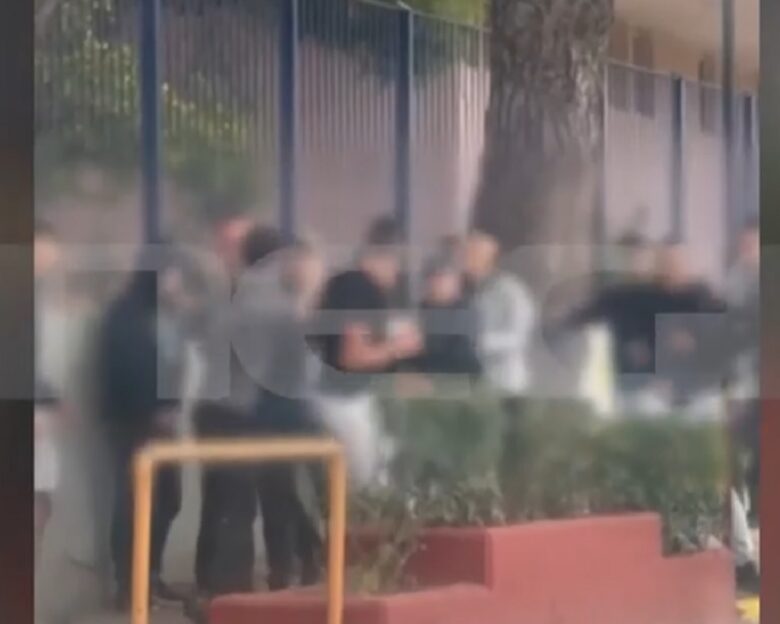 Νέο Ηράκλειο: Βίντεο ντοκουμέντο από τον άγριο ξυλοδαρμό μεταξύ ανηλίκων έξω από σχολείο