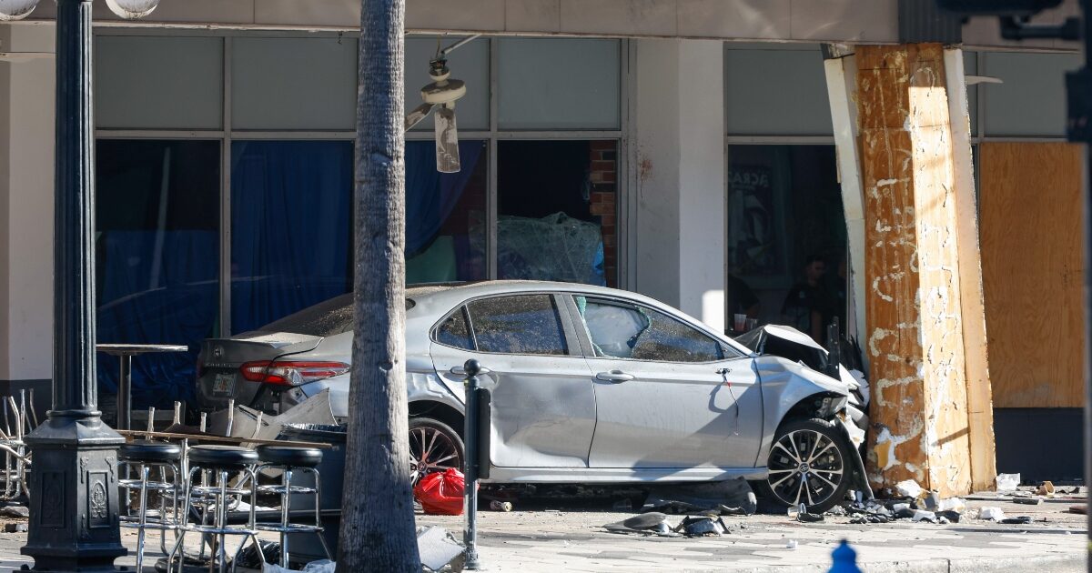 Dramatic chase in Tampa: Car crashes into bar – 4 dead, 11 injured
