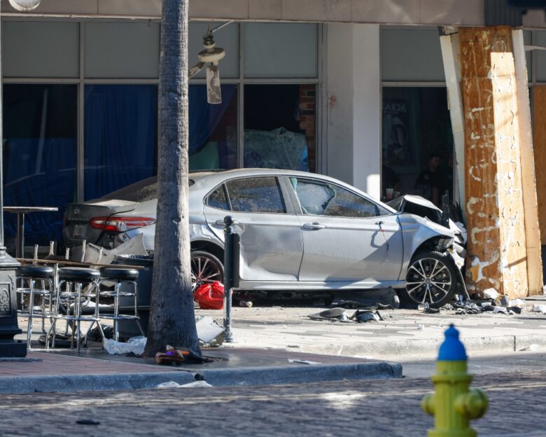 Επεισοδιακή καταδίωξη στην Τάμπα: Αυτοκίνητο έπεσε σε μπαρ – 4 νεκροί και 11 τραυματίες