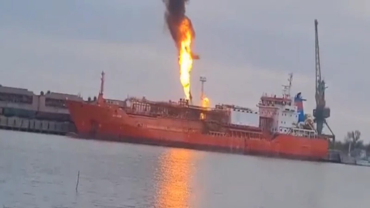 Εικόνα από το φλεγόμενο τάνκερ στην Οδησσό