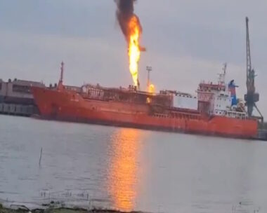 Εικόνα από το φλεγόμενο τάνκερ στην Οδησσό