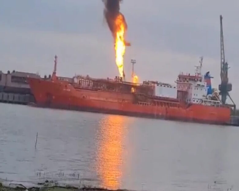 Συναγερμός στη Ρουμανία: Φωτιά σε τουρκικό τάνκερ από επίθεση ρωσικού drone – Εκκενώθηκε χωριό