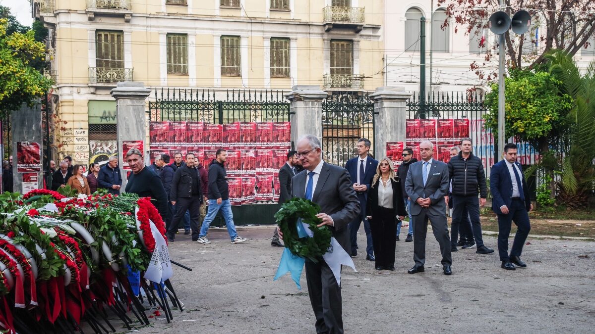 Ο Κωνσταντίνος Τασούλας Καταθέτει στεφάνι