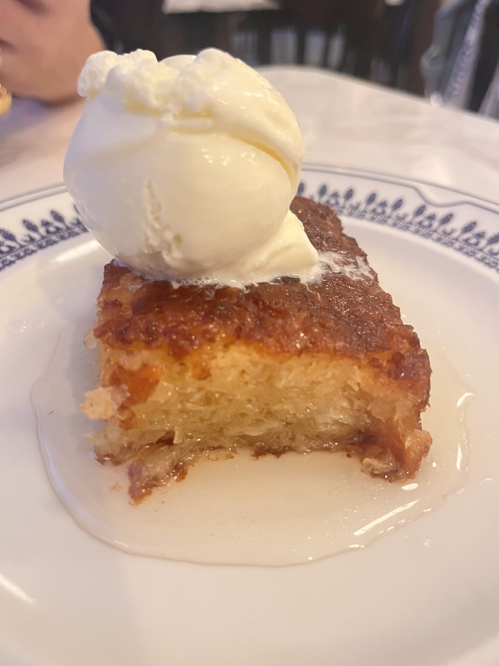 Πορτοκαλόπιτα με παγωτό, ένα κλασικό ελληνικό επιδόρπιο.