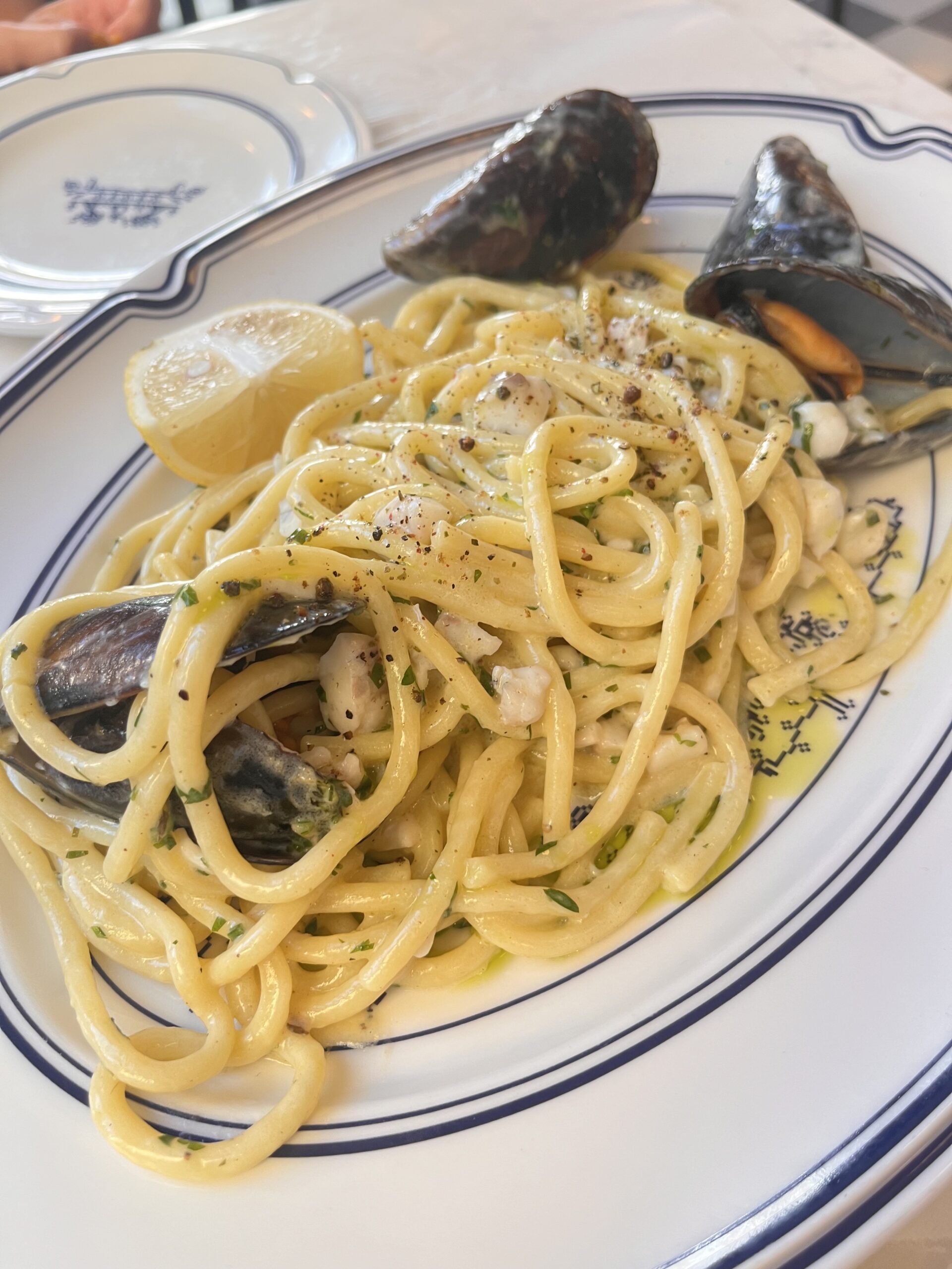 Η μακαρονάδα με θαλασσινά είναι φτιαγμένη με φρέσκα μύδια, γαρίδες και σάλτσα βουτύρου-λεμονιού.