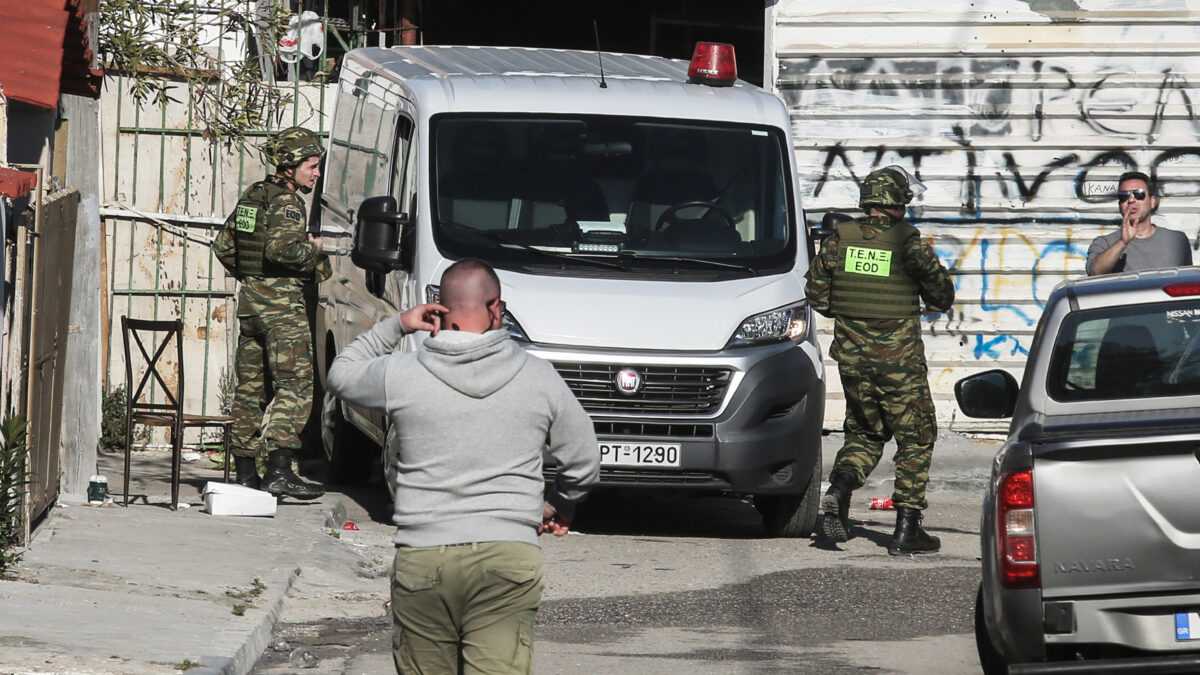 Νίκαια: Xειροβομβίδα σε σπίτι σωφρονιστικού υπαλλήλου, έκαψαν και το  αυτοκίνητό του