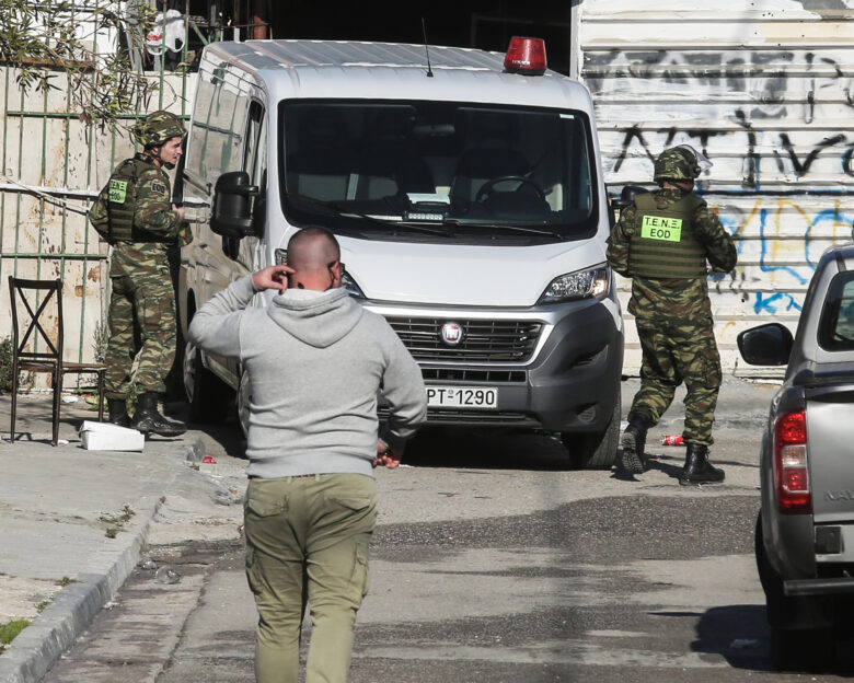 Νίκαια: Xειροβομβίδα σε σπίτι σωφρονιστικού υπαλλήλου, έκαψαν και το αυτοκίνητό του