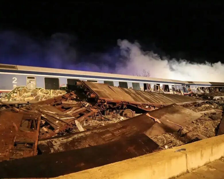 Τέμπη: Στο εδώλιο οι δύο ελεγκτές της Εθνικής Αρχής Διαφάνειας για τη σύμβαση 717 – Δυναμικό παρών από συγγενείς θυμάτων