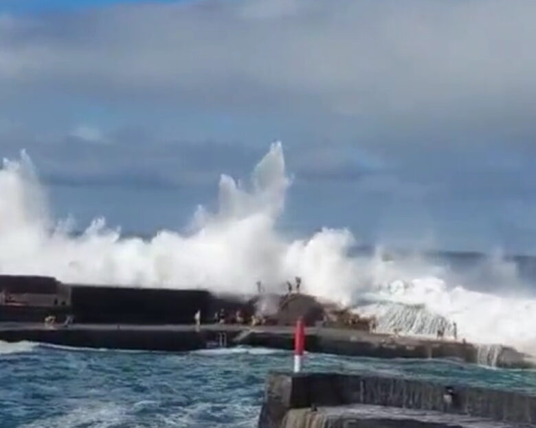 Τενερίφη: Τρεις νεκροί από τα τεράστια κύματα που «επιτίθονται» στο νησί