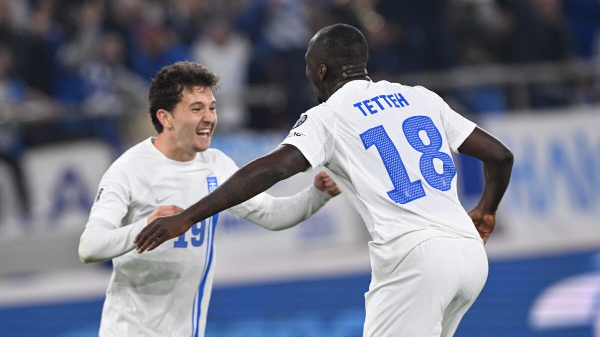 Ο Καρέτσας πανηγυρίζει με τον Τετέι για την Εθνική (ΑΝΤΩΝΗΣ ΝΙΚΟΛΟΠΟΥΛΟΣ