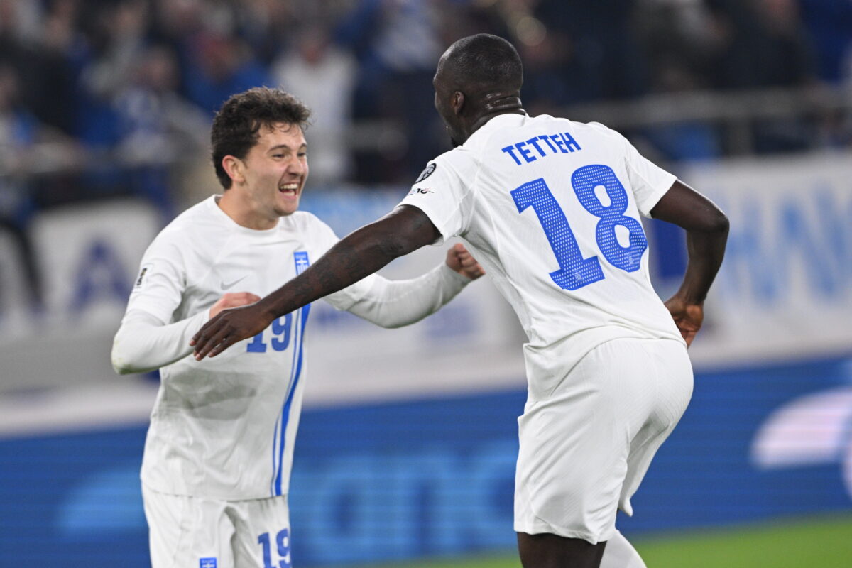 Ο Καρέτσας πανηγυρίζει με τον Τετέι για την Εθνική (ΑΝΤΩΝΗΣ ΝΙΚΟΛΟΠΟΥΛΟΣ