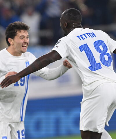 Ο Καρέτσας πανηγυρίζει με τον Τετέι για την Εθνική (ΑΝΤΩΝΗΣ ΝΙΚΟΛΟΠΟΥΛΟΣ