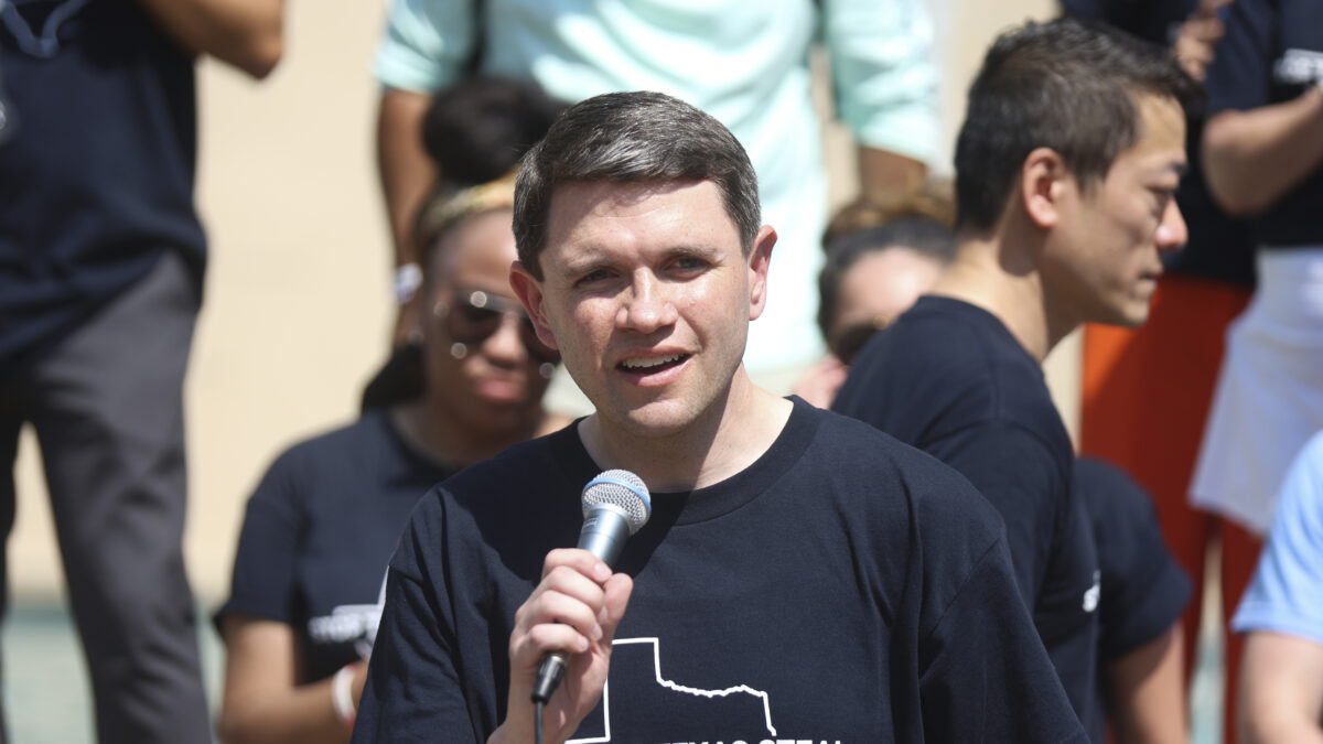 Ο βουλευτής του Τέξας Τζέιμς Ταλαρίκο μιλά σε μια συγκέντρωση