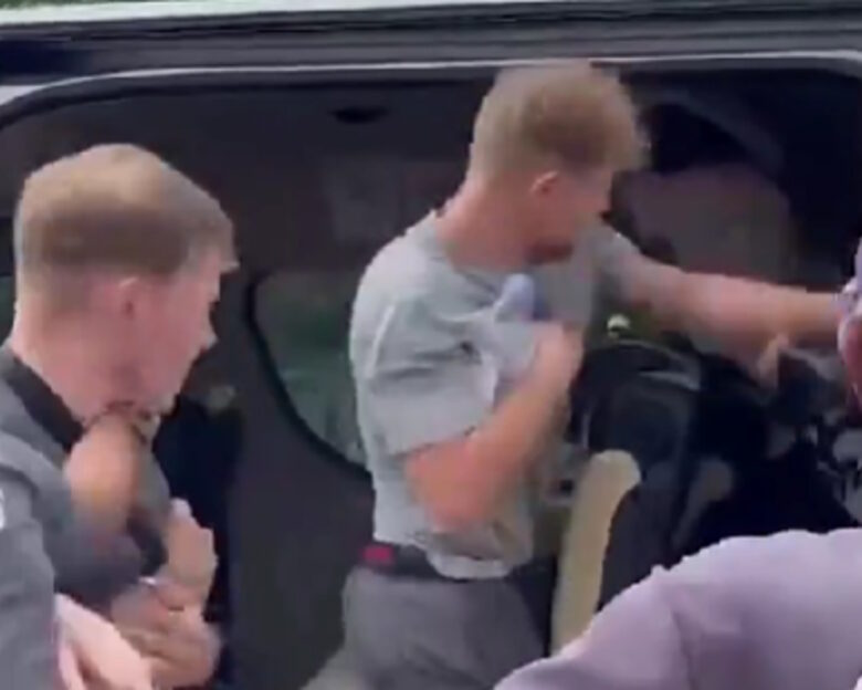 Ταϊλάνδη: Βρετανός τουρίστας έριξε μπουνιά σε Άραβα γιατί ακούμπησε τα γυμνά πόδια του πάνω στο κάθισμά του