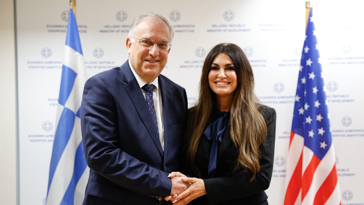 Ο υπουργός Ανάπτυξης Τάκης Θεοδωρικάκος με την Πρέσβη των ΗΠΑ Κίμπερλι Γκιλφόιλ