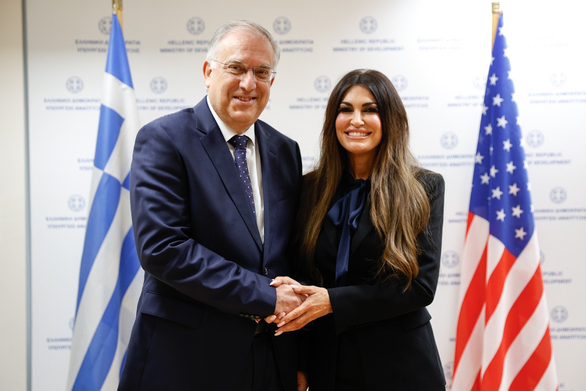 Ο υπουργός Ανάπτυξης Τάκης Θεοδωρικάκος με την Πρέσβη των ΗΠΑ Κίμπερλι Γκιλφόιλ