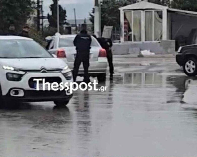 Θεσσαλονίκη: Βίντεο με τους αστυνομικούς μέσα σε καταυλισμό Ρομά – Εντατικοί οι έλεγχοι στα αυτοκίνητα των κατοίκων