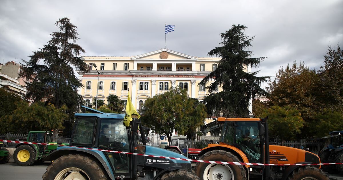 Thessaloniki: Farmers with tractors outside the Ministry of Macedonia – Thrace – “The minister was here and left, we want to see him”